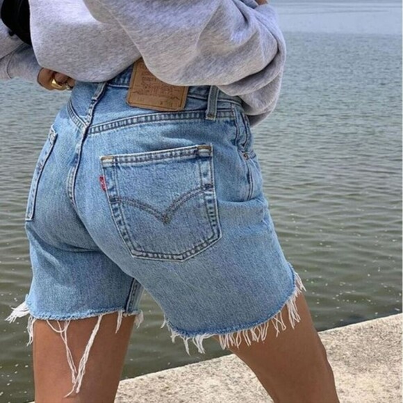 Levi's Jean Shorts Women's 34 Boho Distressed Raw Hem Long Dad Denim Bermuda - Picture 1 of 16